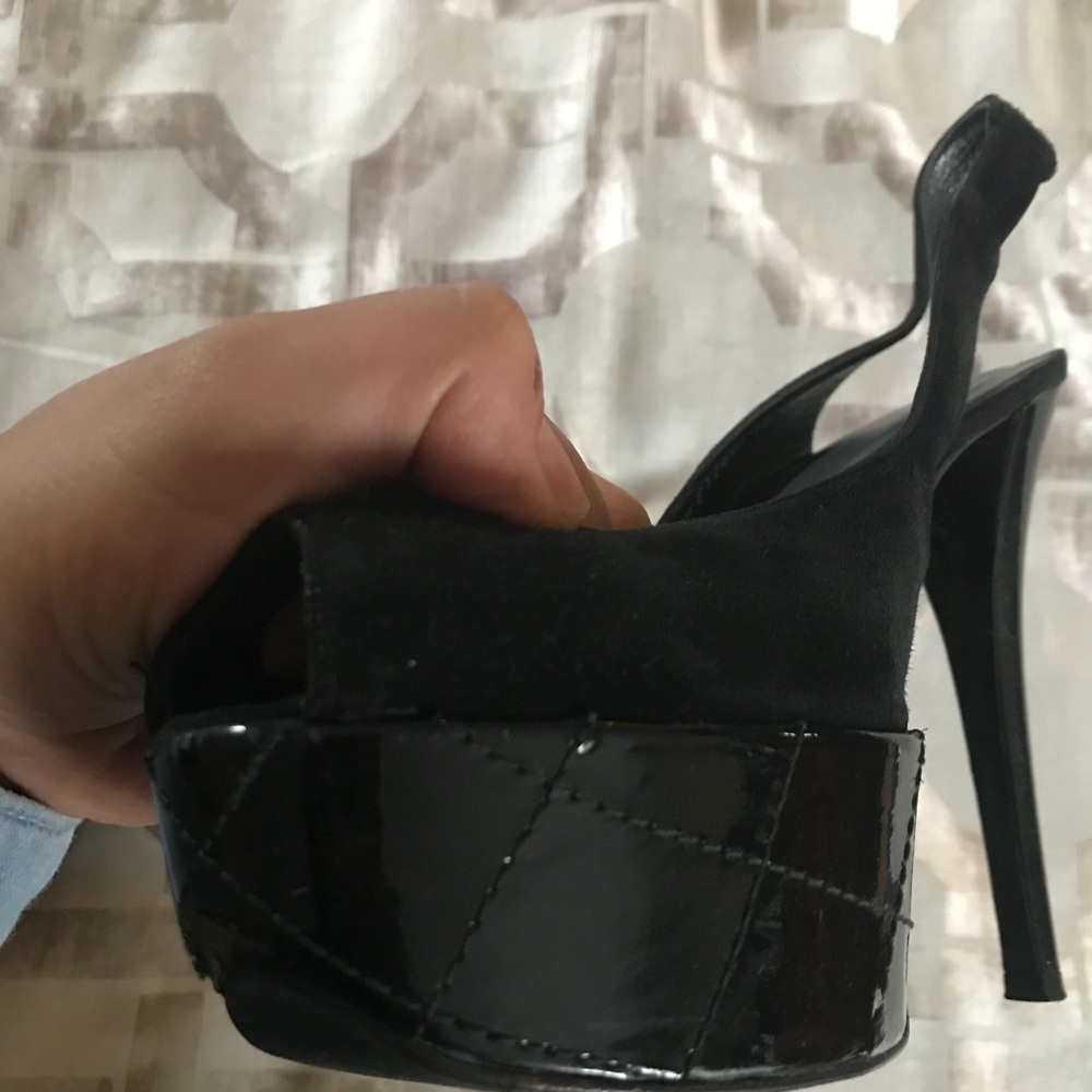 Stuart Weitzman - Picture 4 of 7